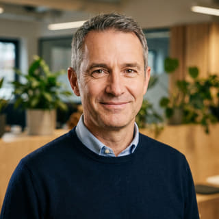 James Mitchell, dyrektor naczelny w Dorobkizna